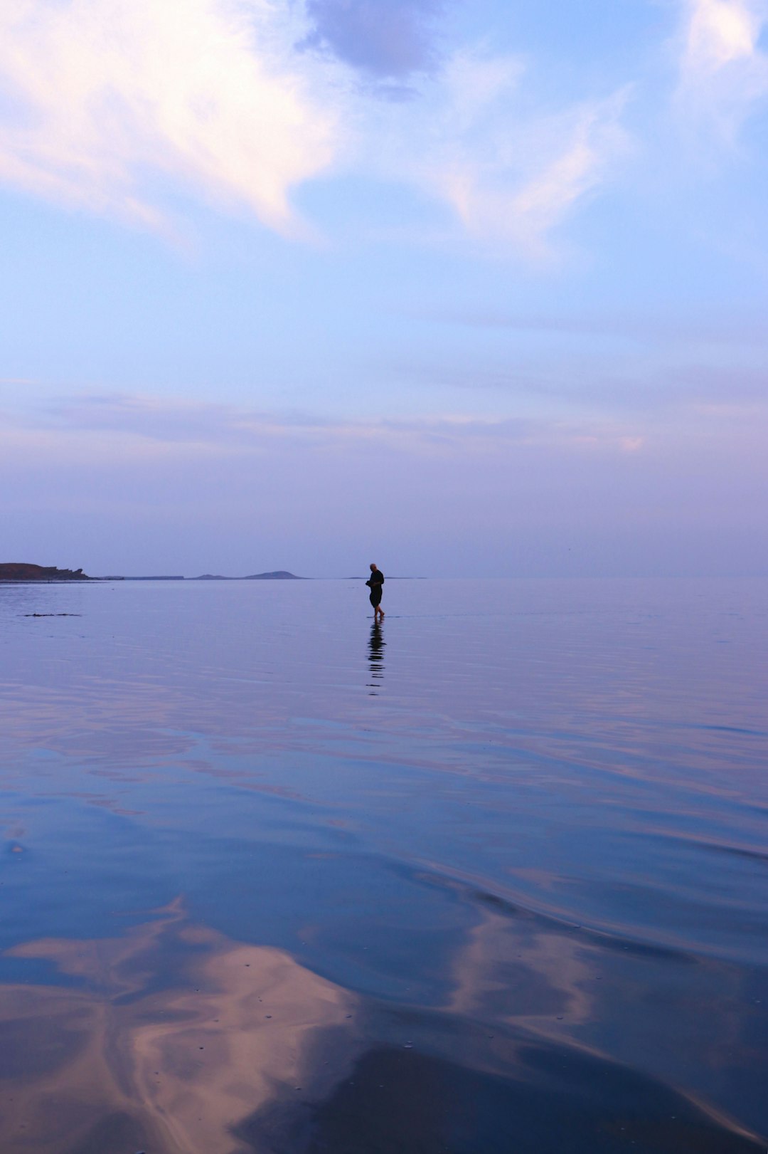 Person am See bei Sonnenaufgang Stille Ritual