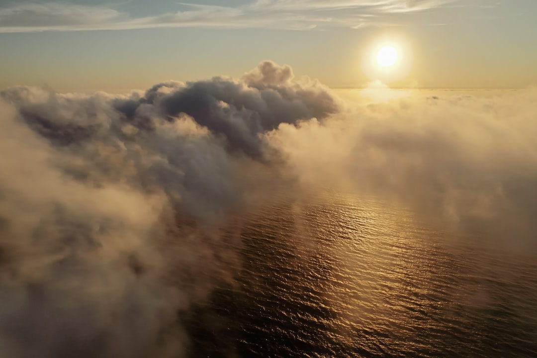 Oceano Pacífico visto do alto com nuvens dramáticas