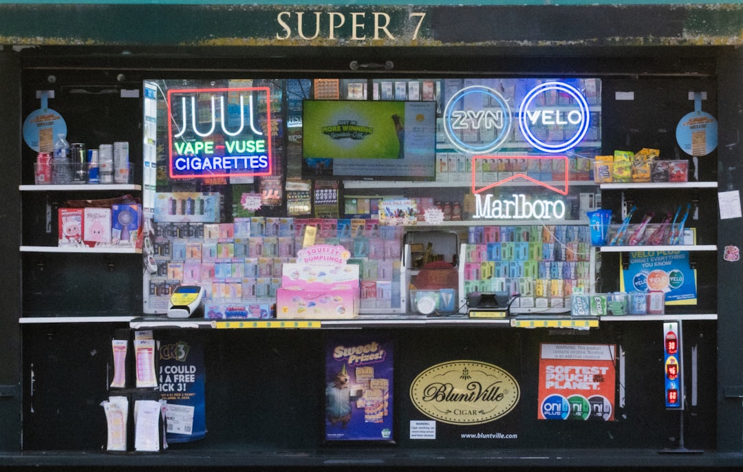 コンビニのギフトカード売り場の陳列棚