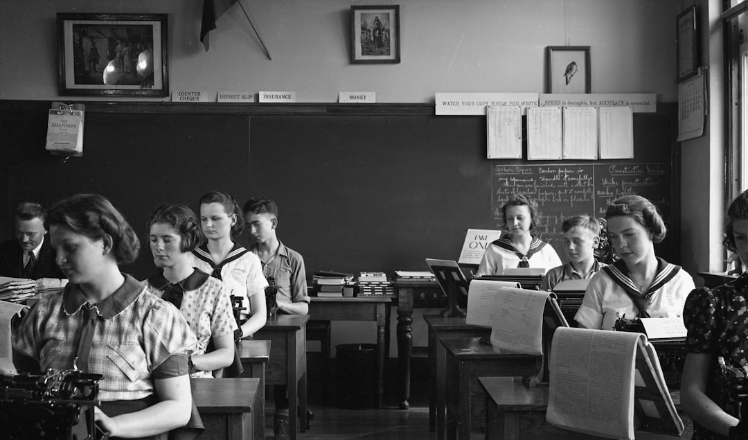 Niños de la Generación Alfa en un aula moderna con tecnología