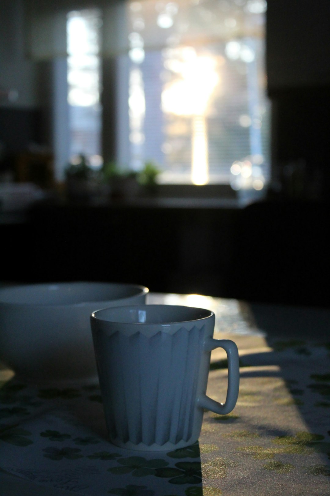 Morgenritual mit Kaffeetasse am Küchentisch