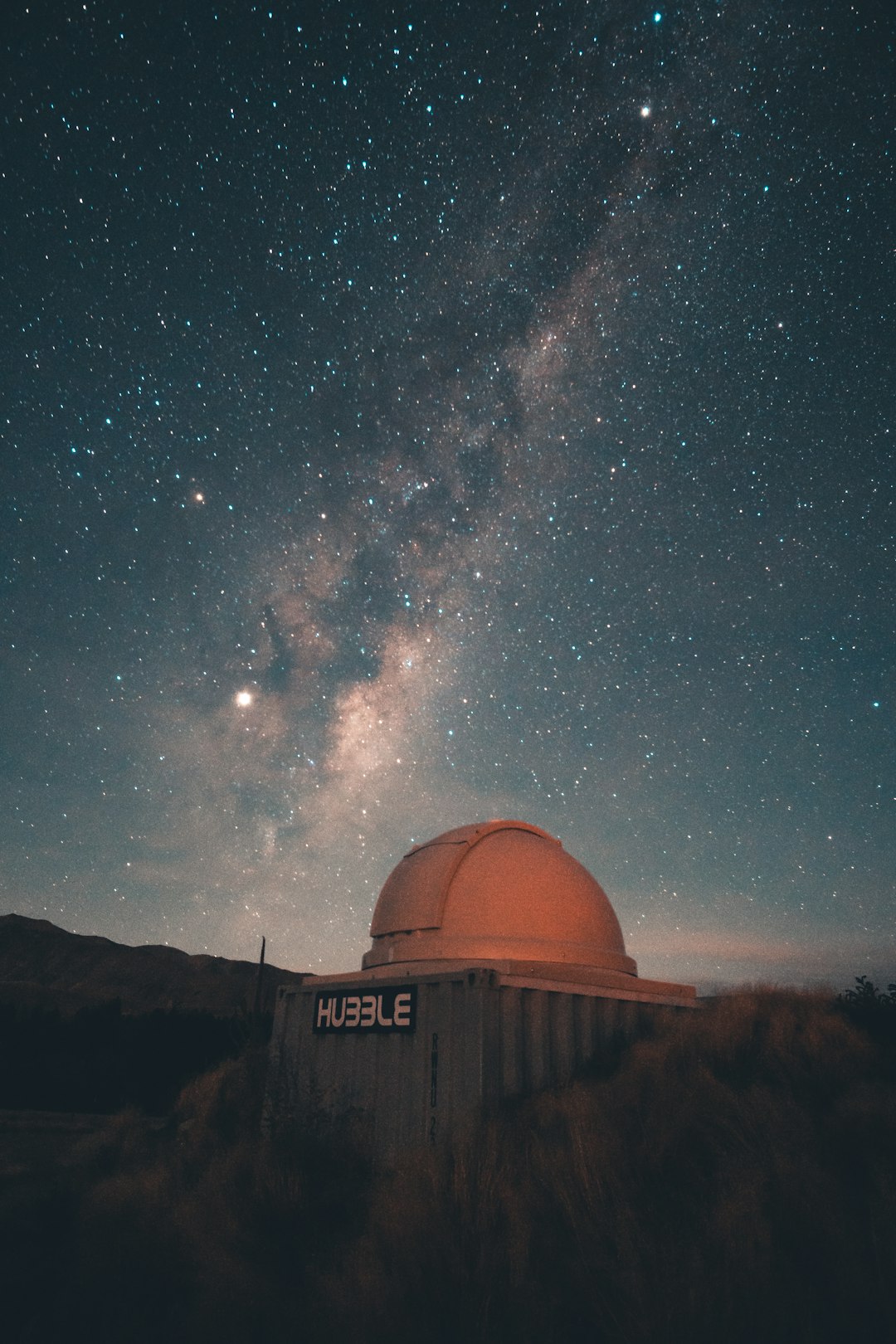 Astronome sous la Voie lactée dans un observatoire ouvert