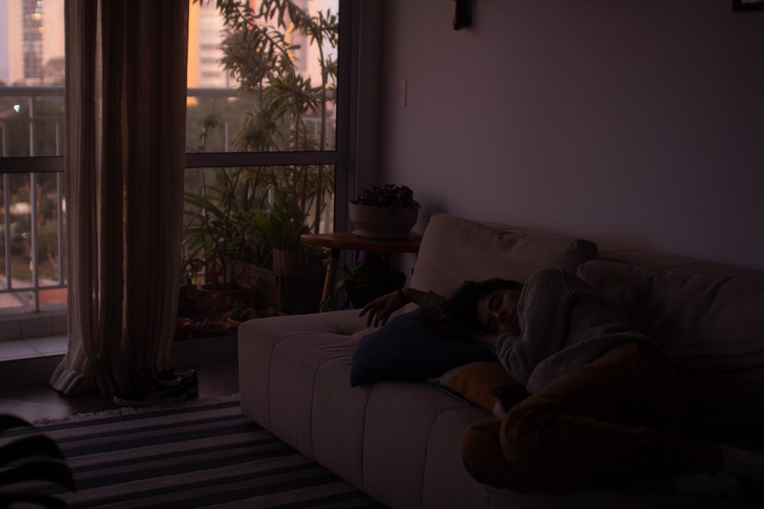 Personne au frais dans un appartement avec climatiseur mobile