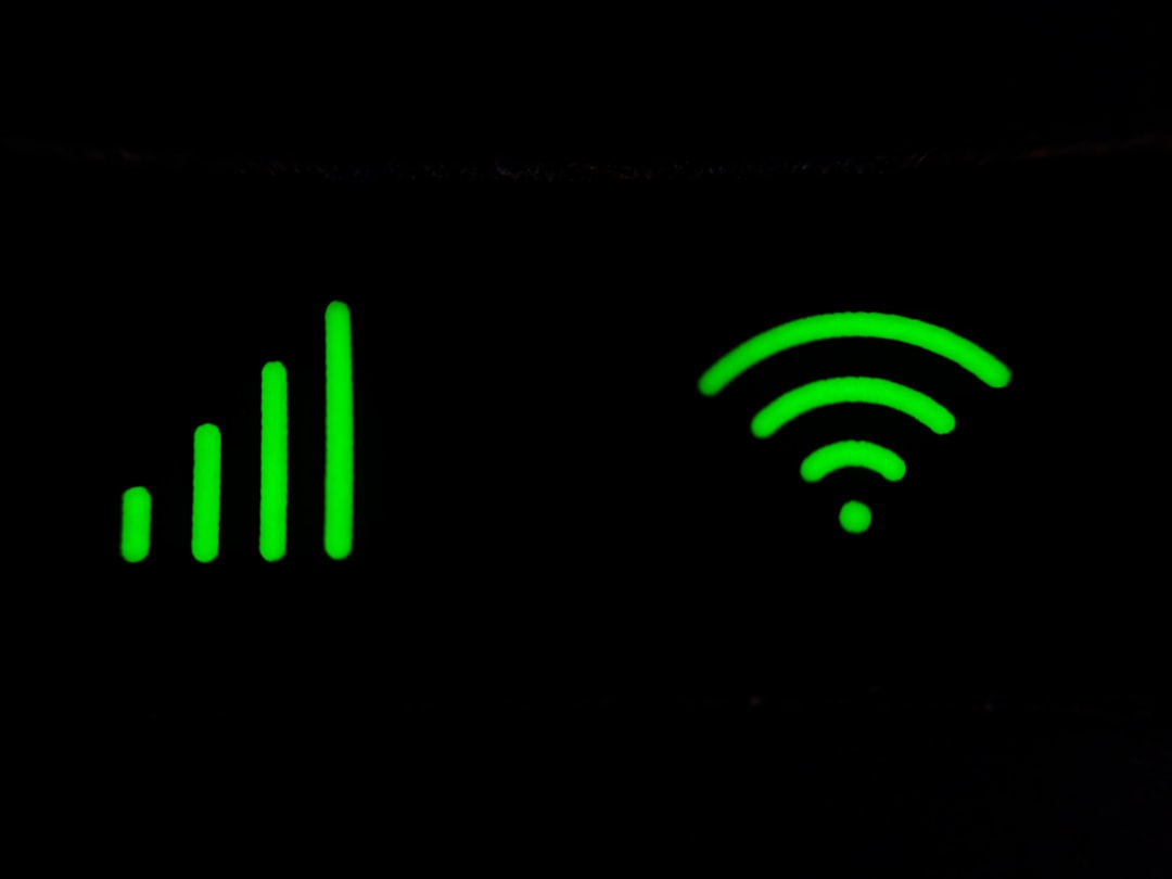 Routeur Wi-Fi émettant des ondes dans l'obscurité