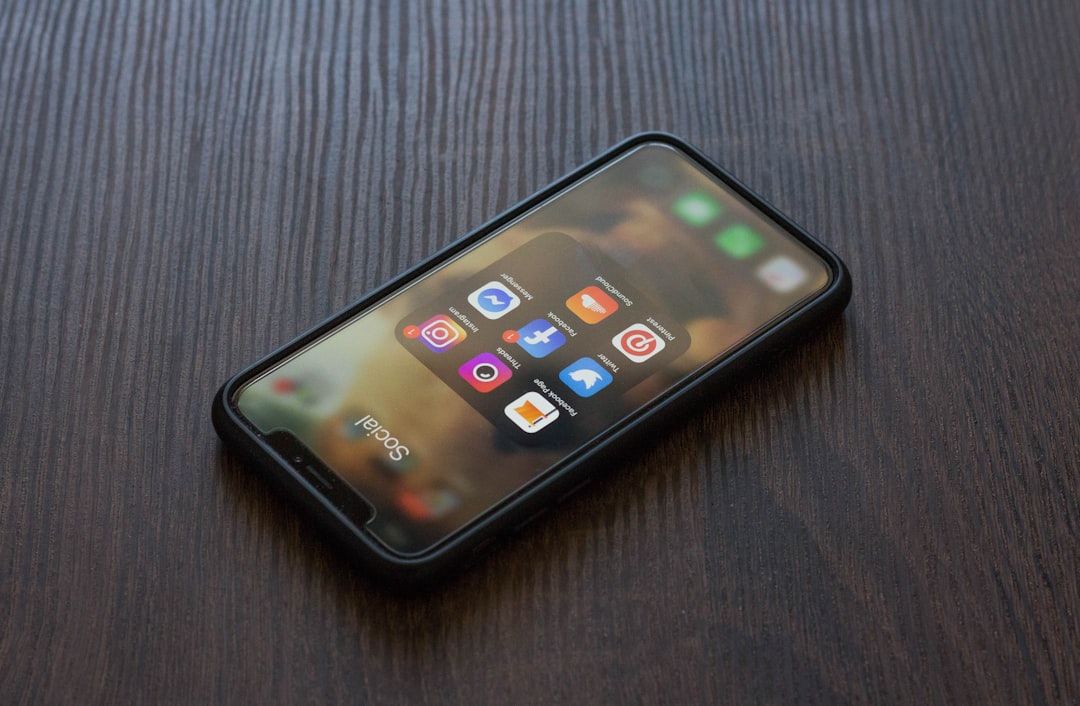 フル充電のAndroidスマホの縦型ビジュアル