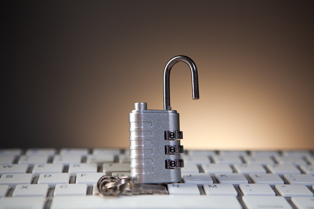 Vorhängeschloss auf Laptop-Tastatur als Symbol für digitale Sicherheit