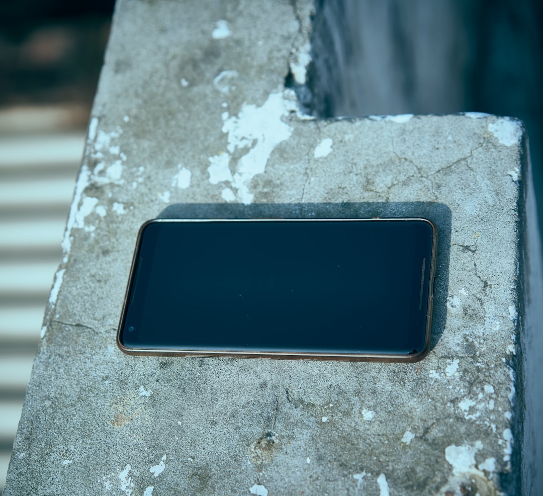 Smartphone in der prallen Sonne auf heißem Beton