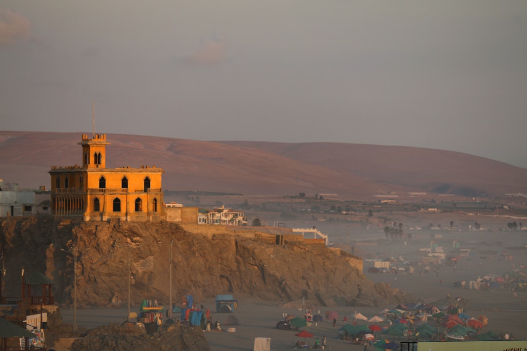 Aldea pesquera peruana al atardecer junto al océano Pacífico