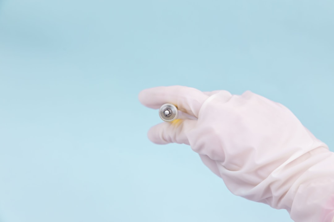 Einzelne Uranbrennstoffpille in behandschuhter Hand