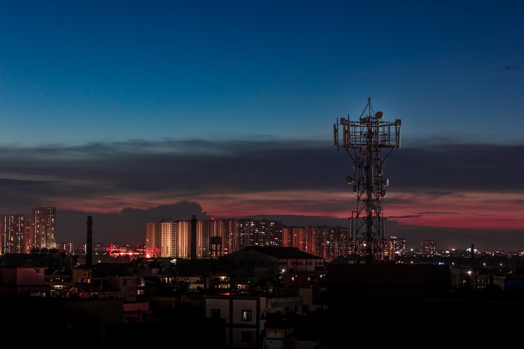 Antennes 5G intégrées dans un paysage urbain moderne