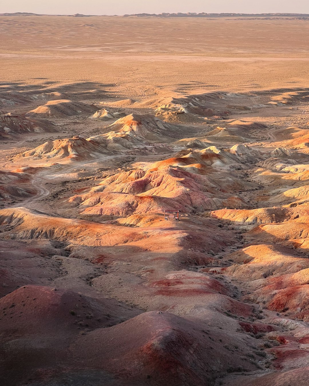 Permukaan Mars dengan medan berbatu dan atmosfer tipis