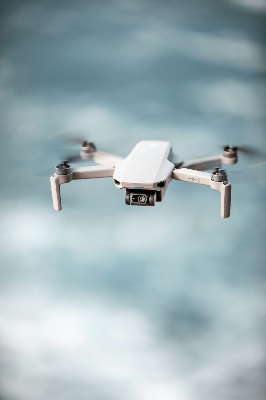 Un dron en primer plano con enjambre luminoso al fondo nocturno