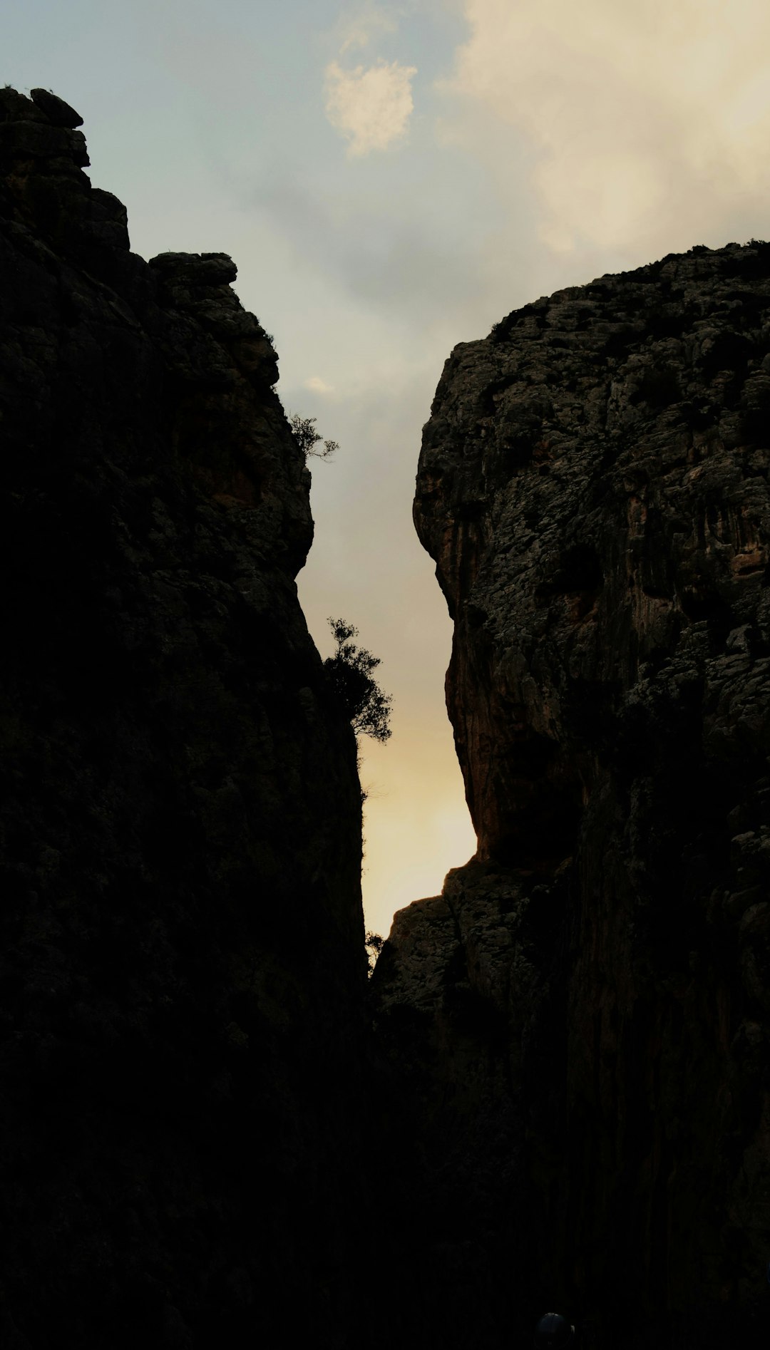Felsschlucht mit sichtbaren Verwerfungslinien im Abendlicht