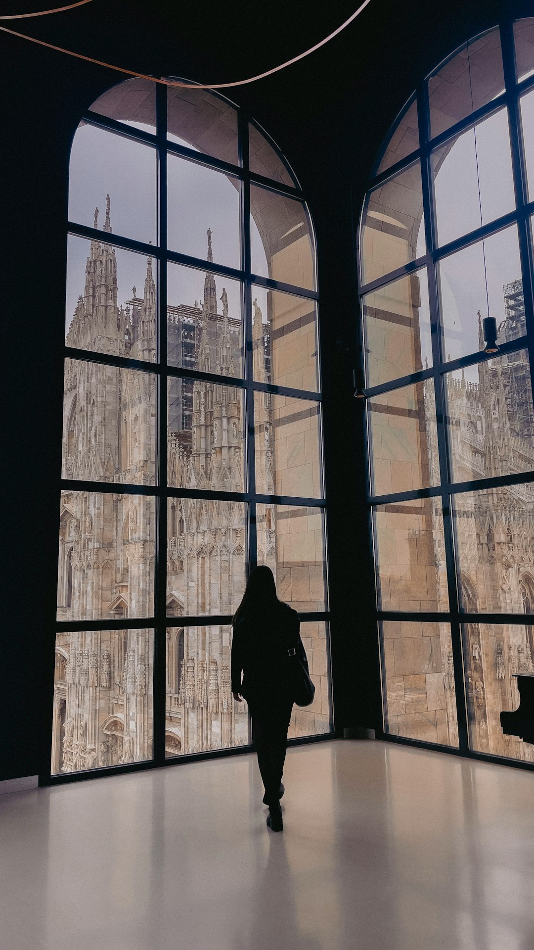 Silhouette einer Person vor Stadtpanorama in der Dämmerung