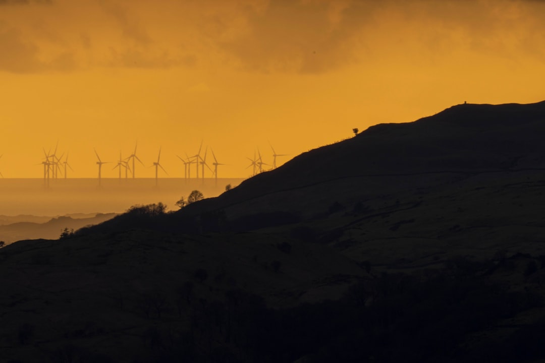 Windräder im Sonnenuntergang mit Batteriespeicher im Vordergrund
