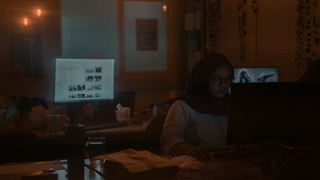 Seseorang melihat email mencurigakan di laptop malam hari