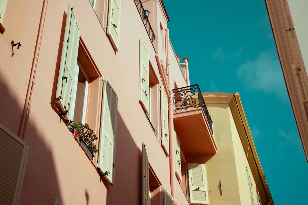 Maison avec volets fermés par forte chaleur estivale