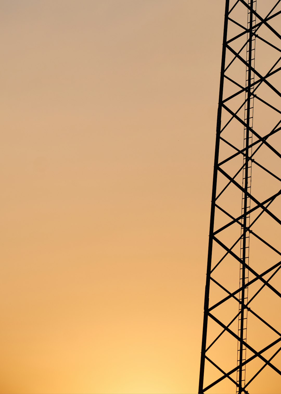 Menara penangkap karbon tunggal menjulang di langit senja