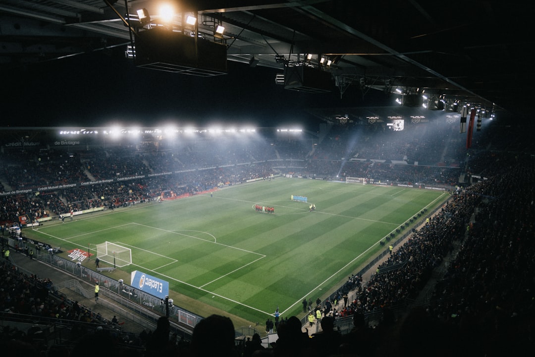 Großes Fußballstadion bei Nacht von außen