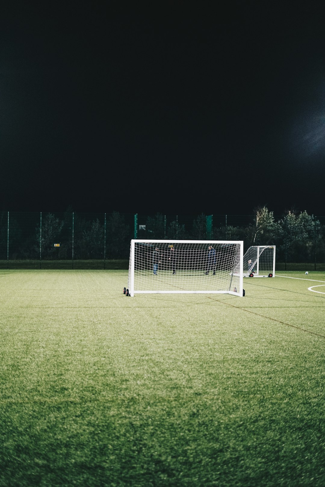 Fußballschuhe auf dem Rasen bei Abenddämmerung