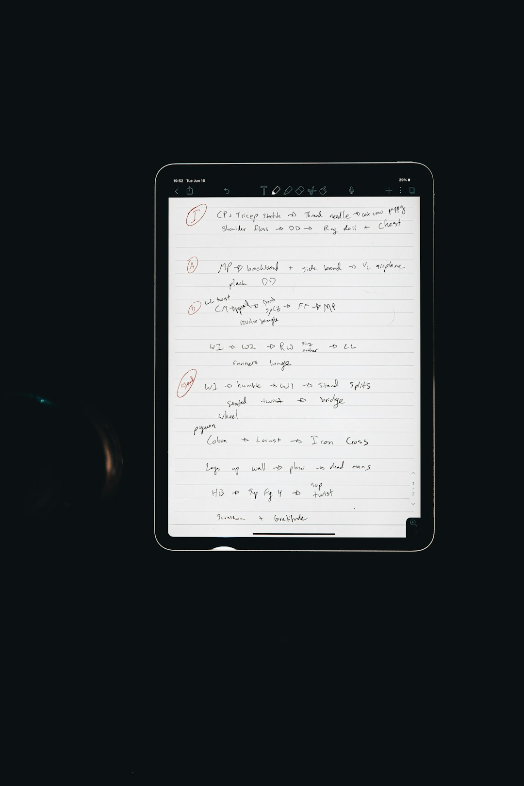 Notizbuch und KI-Tablet nebeneinander auf einem Schreibtisch