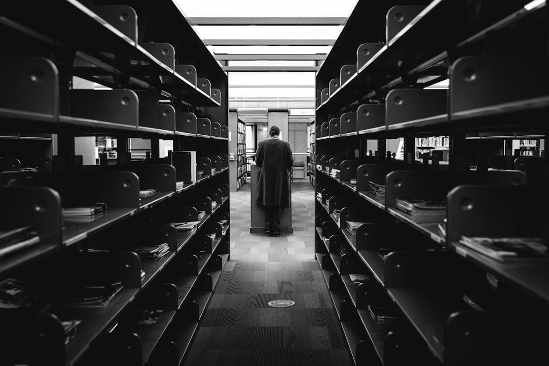 Laboratorio de IA junto a biblioteca de filosofía clásica
