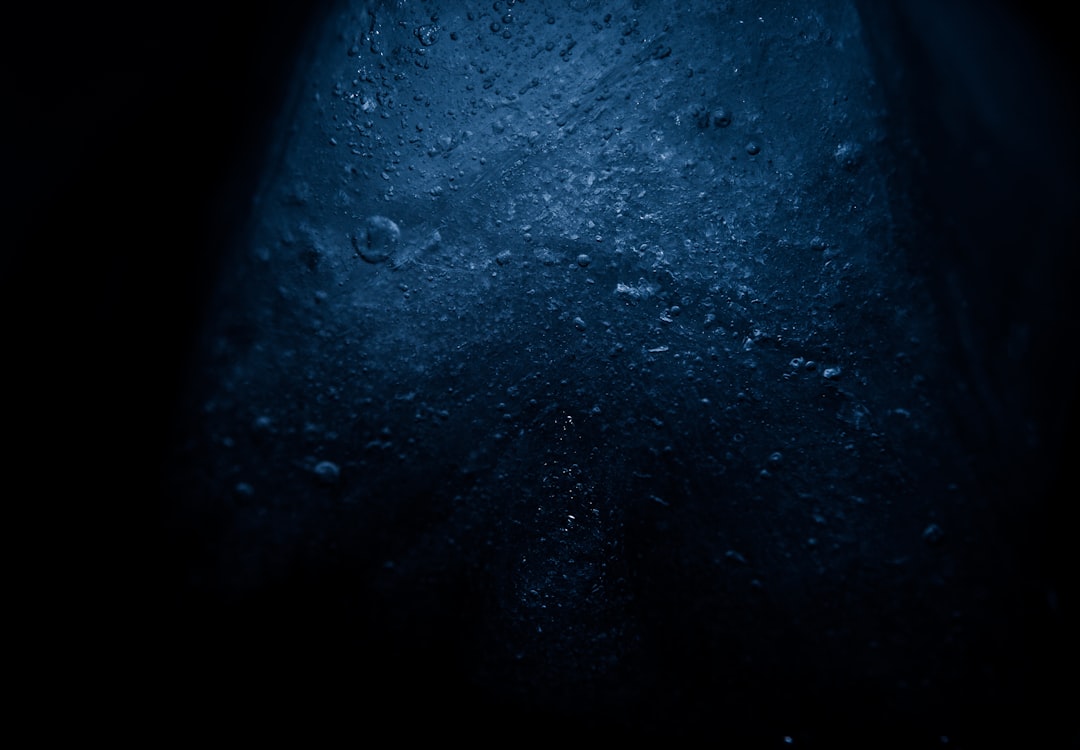 Submersível de pesquisa descendo ao oceano profundo