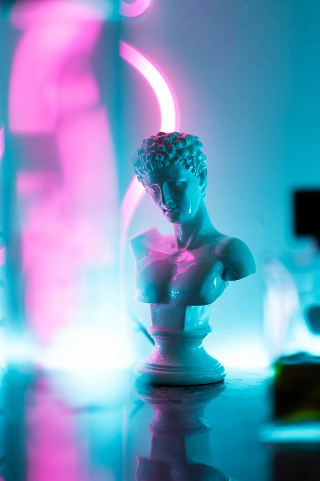 Busto filosófico clásico junto a terminal de computadora moderna