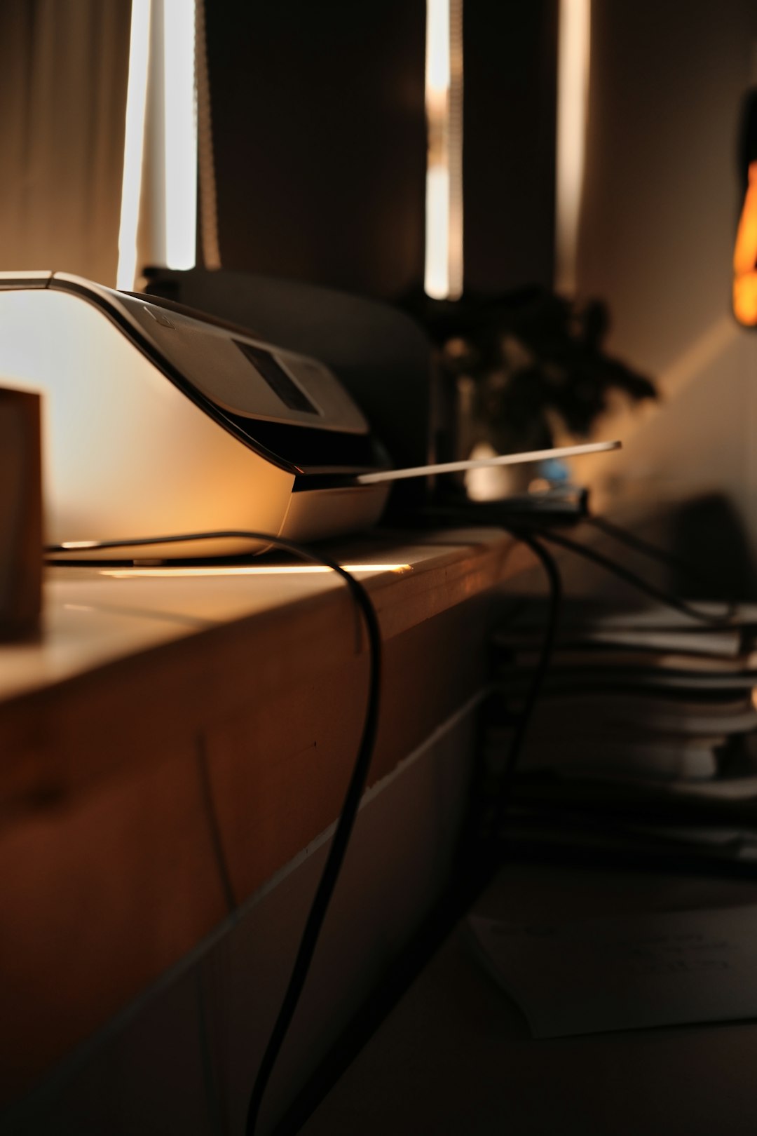 Routeur Wi-Fi moderne allumé la nuit