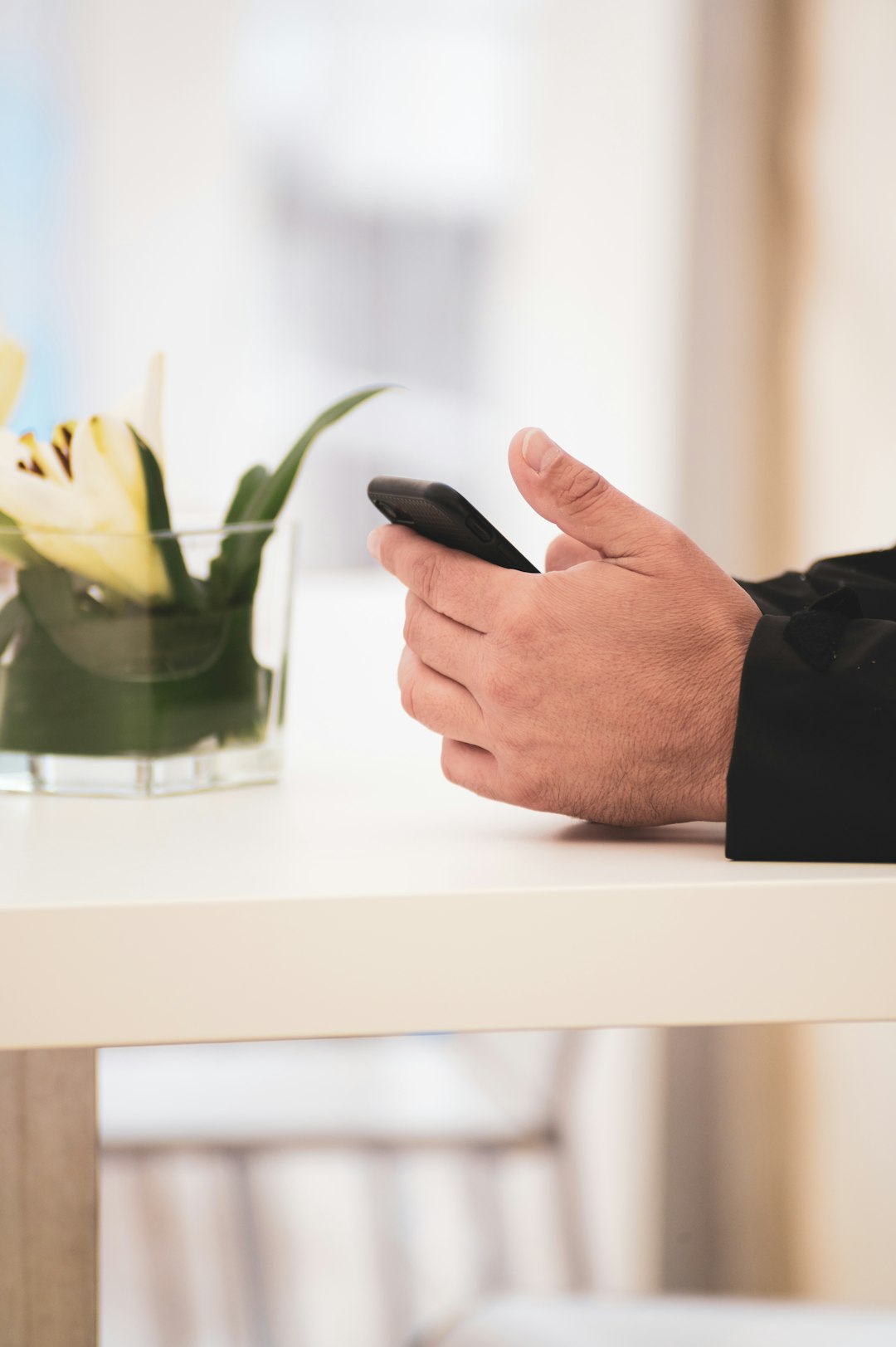 Manos conectando sin teléfono de por medio