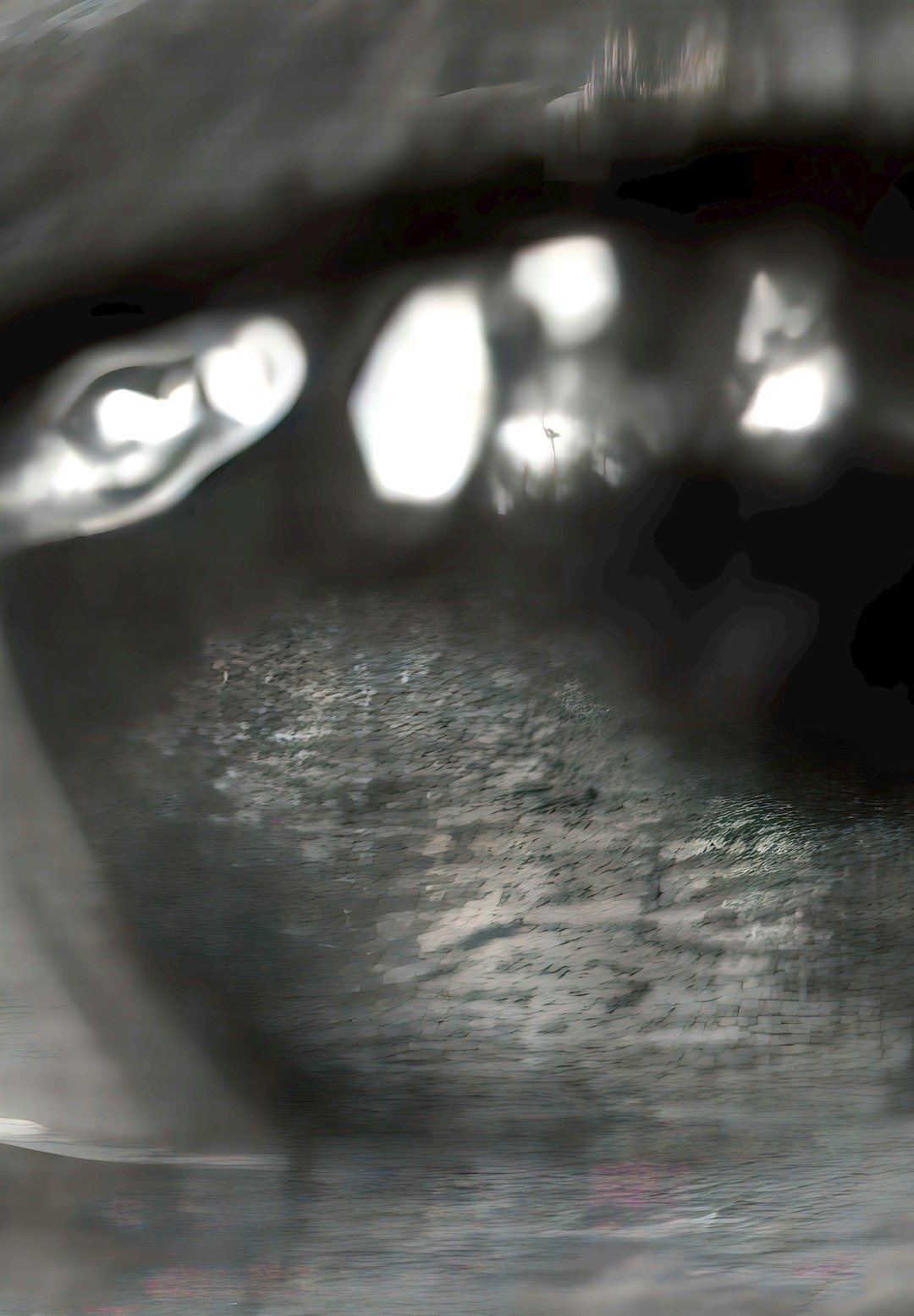 Auge spiegelt verzerrtes KI-Gesicht