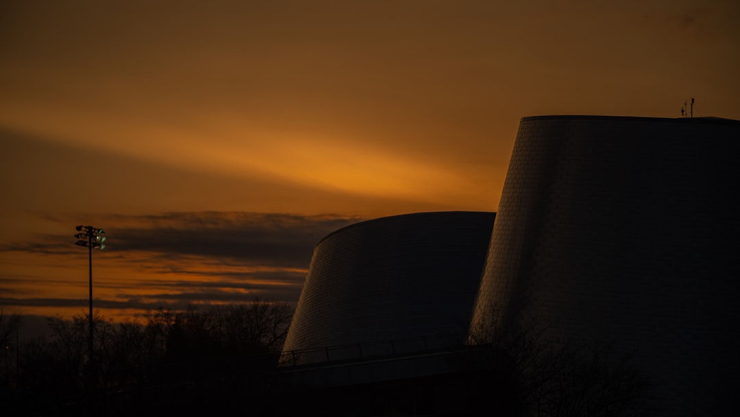 Kernkraftwerk mit Kühltürmen im Abendlicht