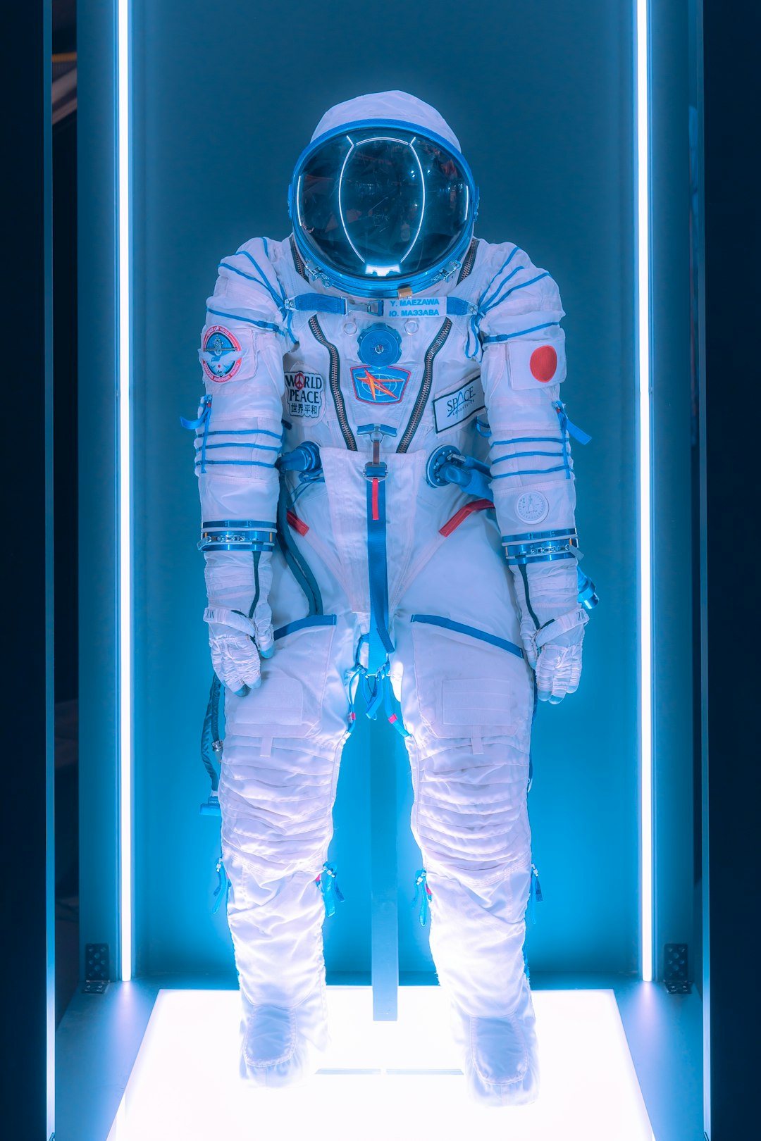 Astronaute devant un habitat lunaire regardant la Terre dans le ciel