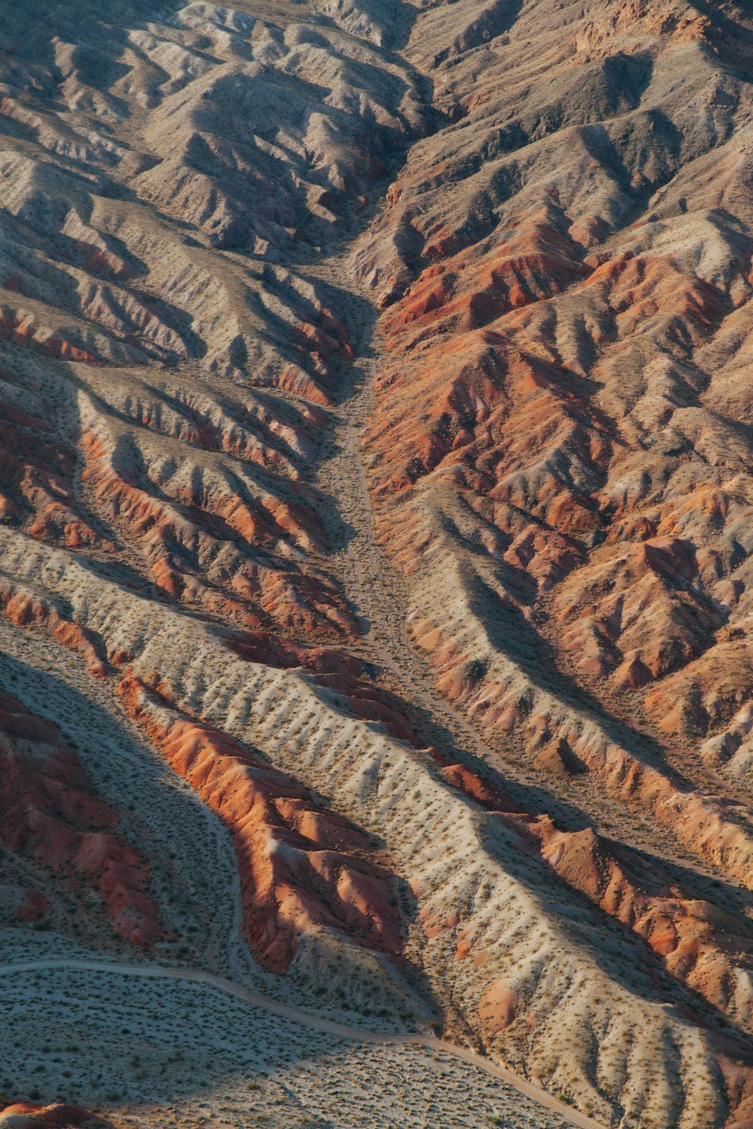 Corte geológico vertical mostrando pliegues, fallas y capas rocosas