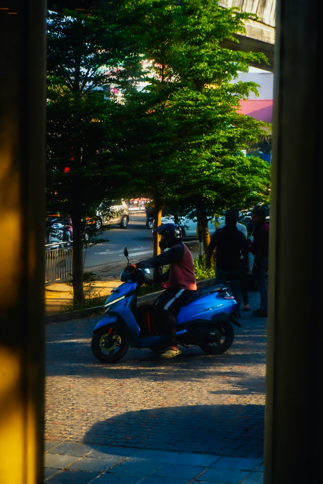 Tangan kiri pengendara pada tuas rem motor matic