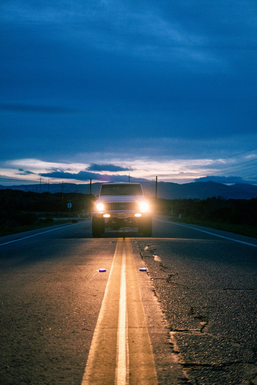 Voiture autonome seule sur route déserte au crépuscule