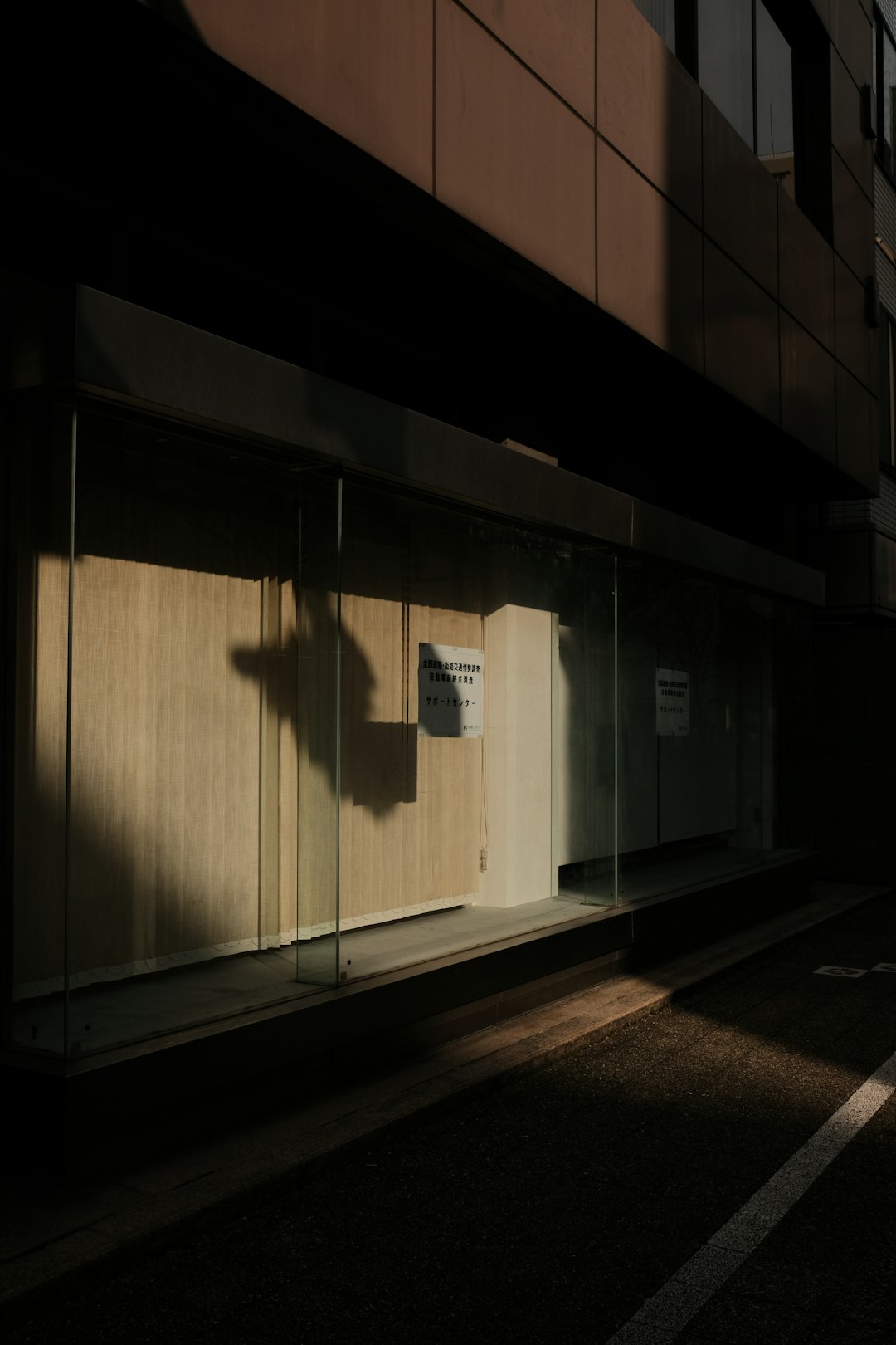Fachada de agência bancária fechada em rua urbana