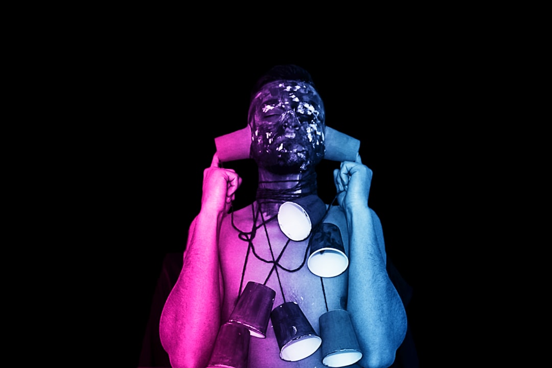 Seseorang memakai elektroda EEG di laboratorium neurosains