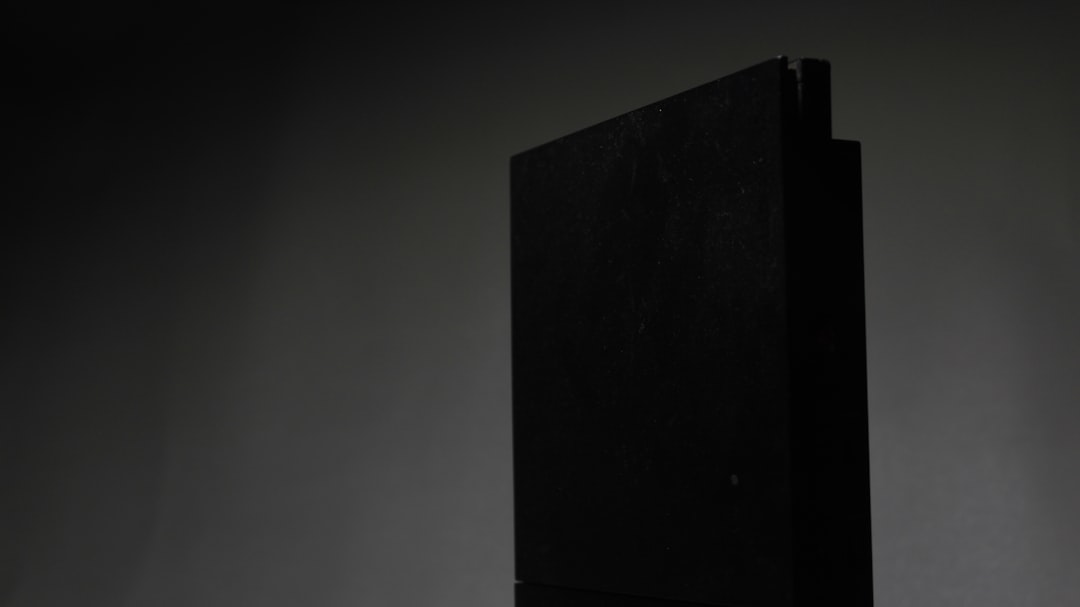 Caja de videojuego física solitaria en estante con luz dramática