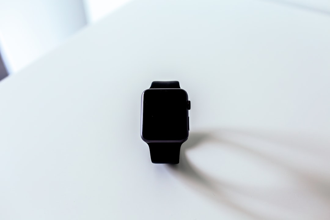 Smartband dan smartwatch diletakkan berdampingan di permukaan putih