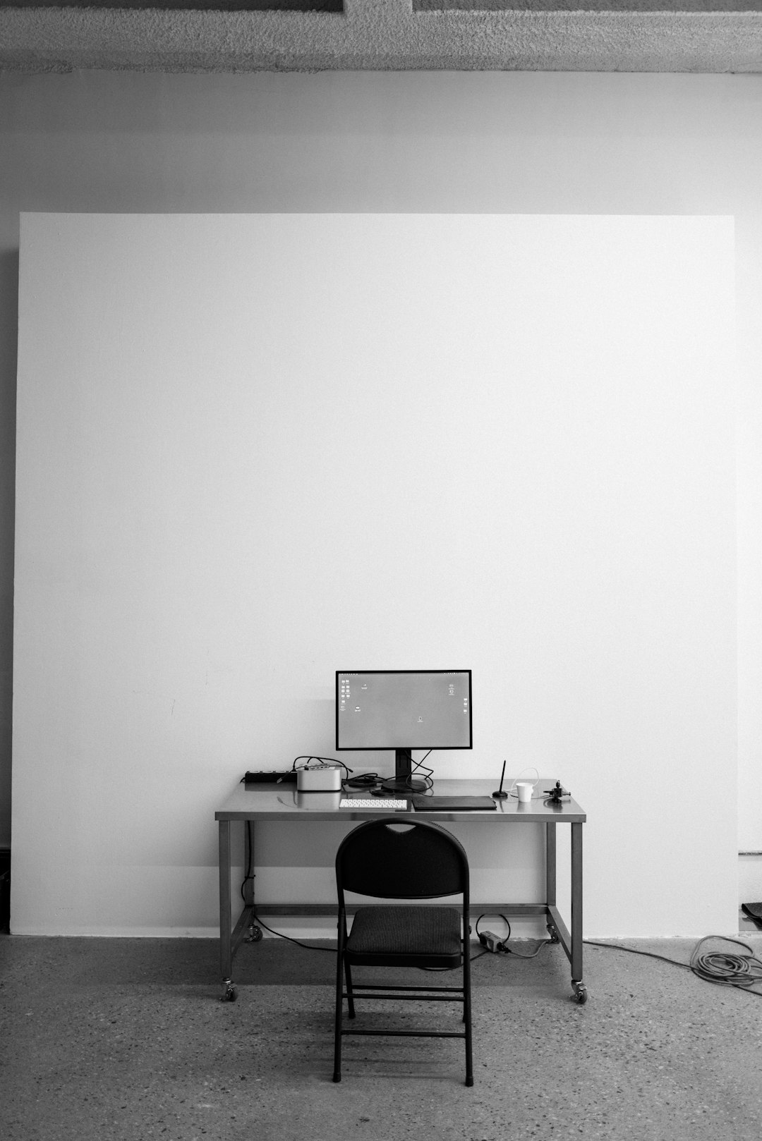 Bureau ordonné avec indicateur de disque sain sur moniteur