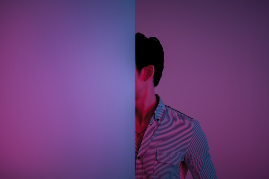 Rosto real e deepfake lado a lado em comparação