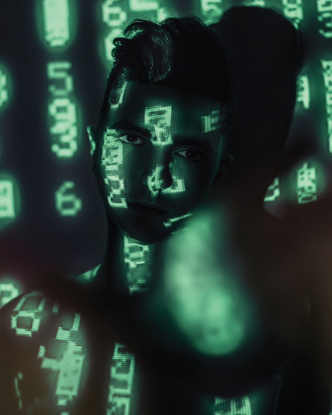 Studio numérique avec avatars d'influenceurs virtuels sur écrans