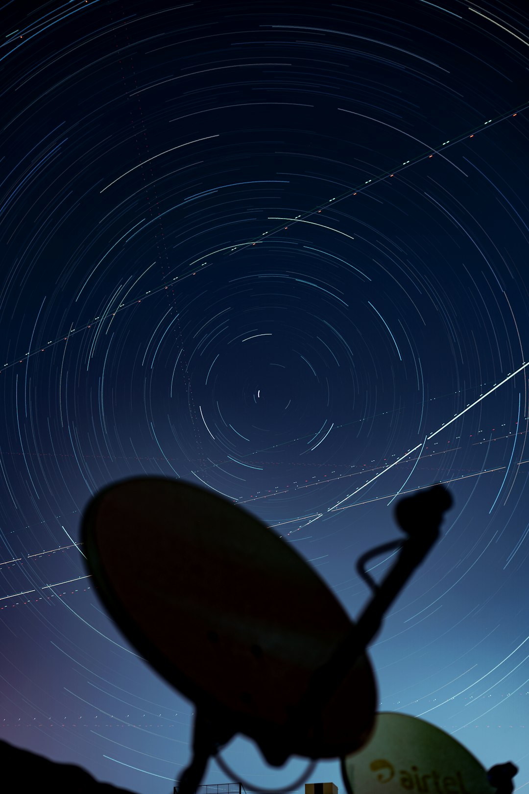 Cemitério orbital com satélites abandonados sobre a Terra
