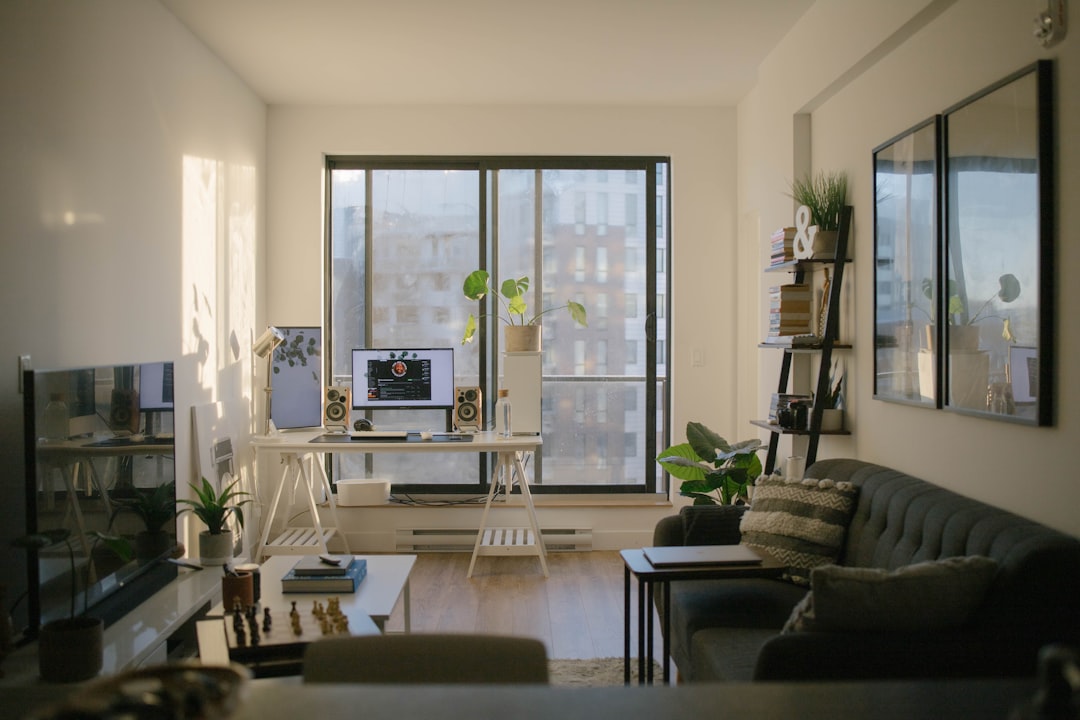 Helles Homeoffice mit Schreibtisch und Laptop