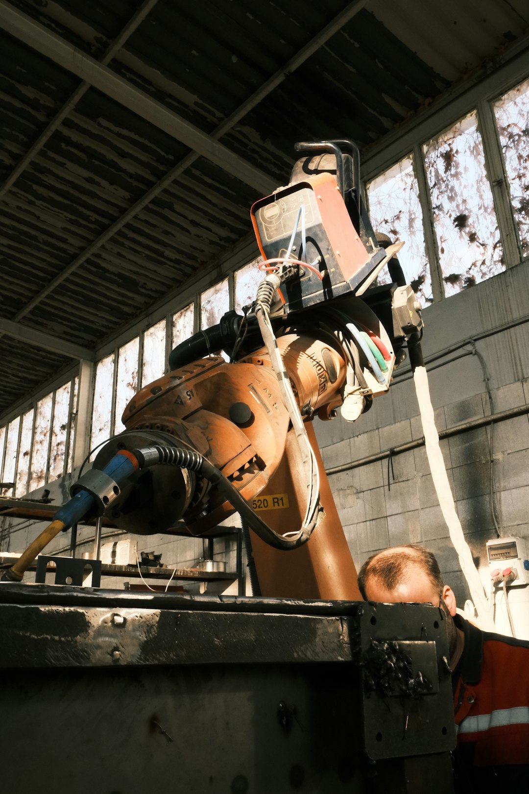 工場内に立つヒューマノイドロボットの全景