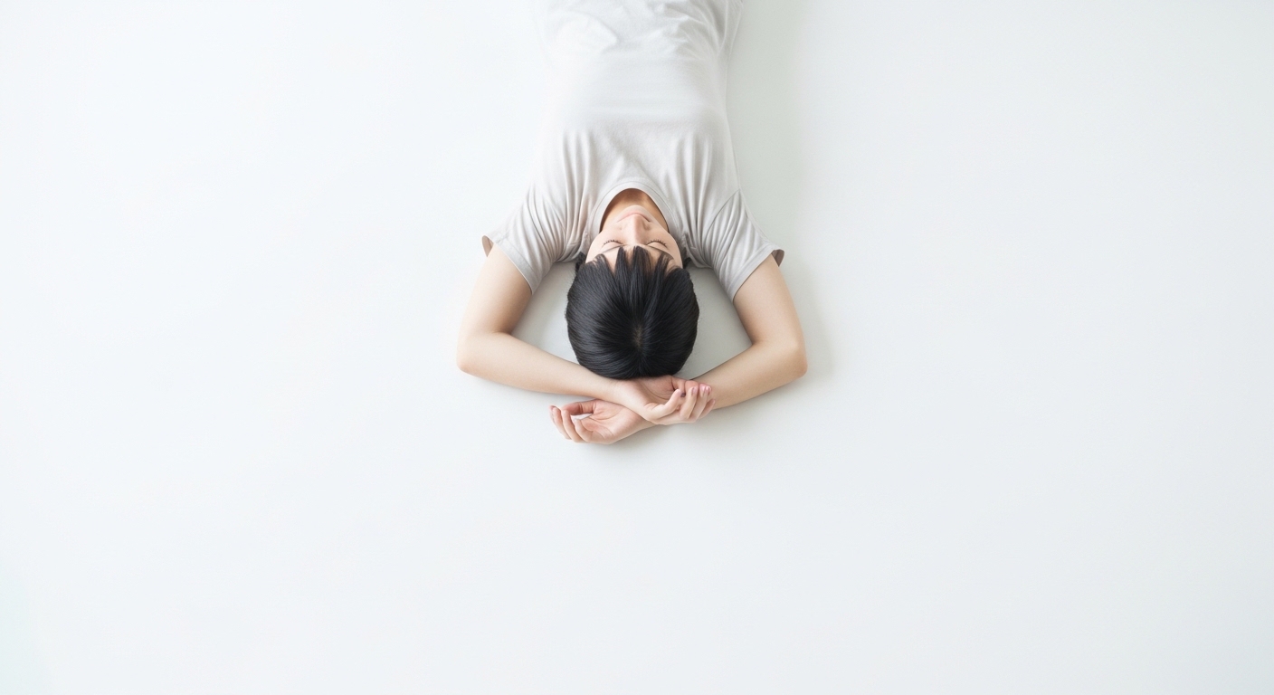 Vue aérienne d'une personne allongée, composition minimaliste