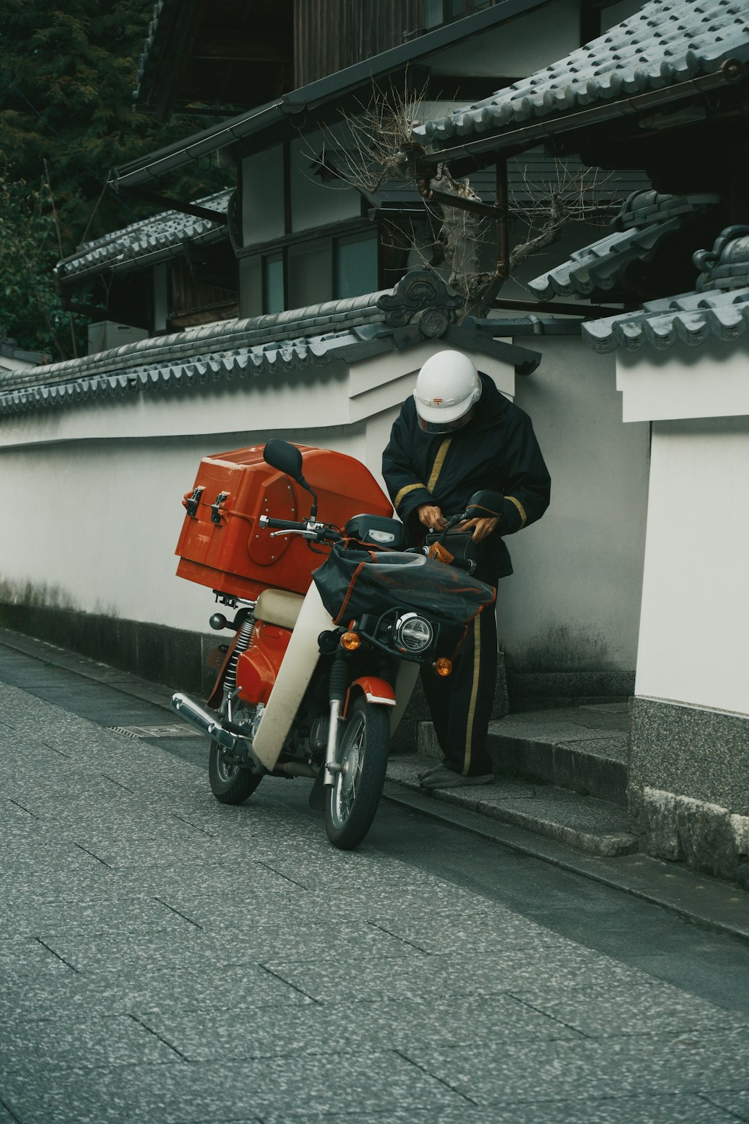 住宅街で荷物を届けるドローン