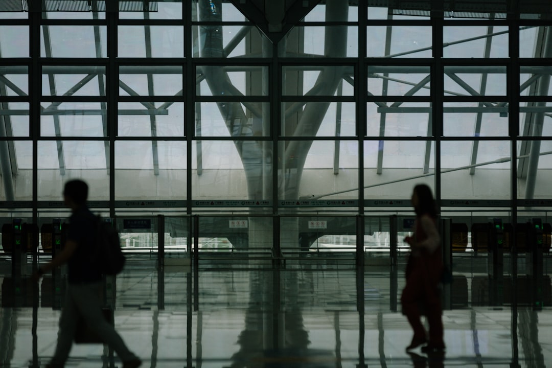 공항 터미널에서 스마트폰을 확인하는 여행객