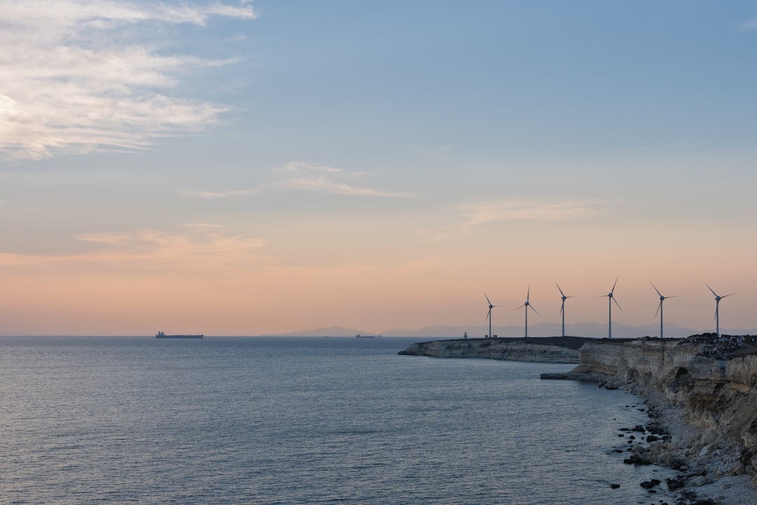 Coastal wind farm with hydrogen storage tanks